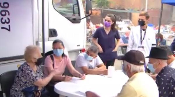 Românii au făcut coadă în Piața Obor, la vaccinarea cu mici: „Indiferent ce se dă gratis, oamenii se duc. Așa este românul!”