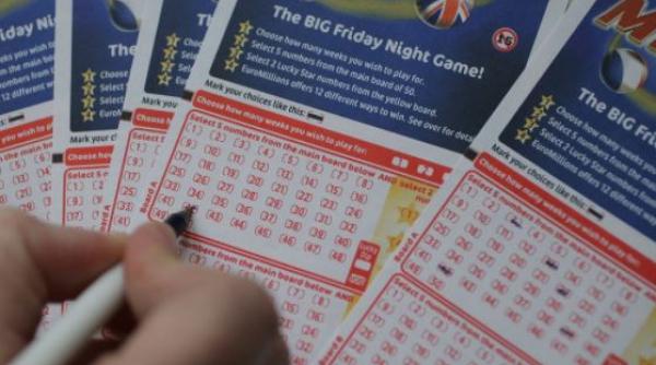 Românul care a câștigat 2,9 milioane de euro, la Loto 6/49, şi-a ridicat premiul: "Nu vă pierdeţi încrederea. Eu am jucat şi am câştigat"