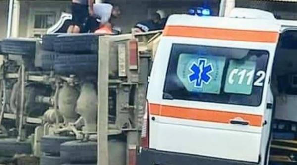 Șofer român, mort într-un grav accident. Camionul pe care îl conducea s-a răsturnat şi s-a lovit de o troiţă 