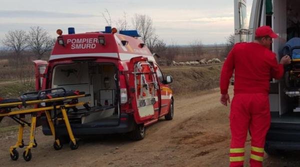 Un șofer român, în stare gravă, după ce mașina pe care o conducea a căzut într-un canal cu apă, în Olt