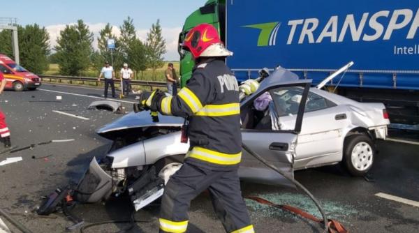 Accident grav în vama Nădlac. Un autoturism a intrat într-un TIR staționat pe banda de urgență