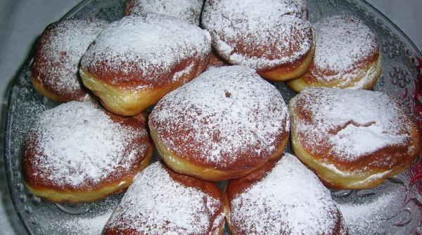 Gogoși tăiate cu paharul, gustul copilăriei. Așa îți aduci aminte de vacanțele la bunici