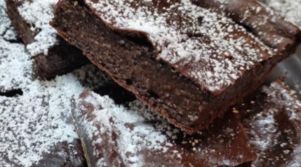 Prăjitură de ciocolată, gata în 5 minute. O porție are doar 40 de calorii 