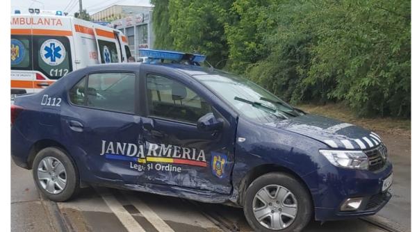 Brăila. Doi jandarmi la spital, după ce mașina cu care patrulau a fost lovită de un șofer