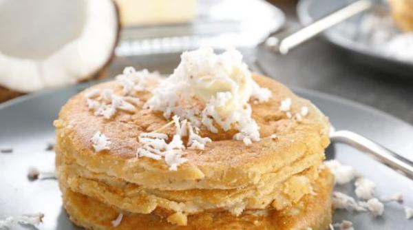 Clătite cu nucă de cocos, o capodoperă a micului dejun sănătos. Copii vor fi încântați de acest desert delicios