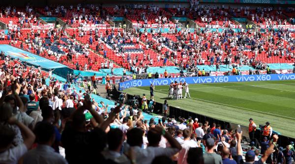 EURO 2020. Un suporter la meciul Anglia-Croația a căzut din tribună. Transportat în stare GRAVĂ la spital 