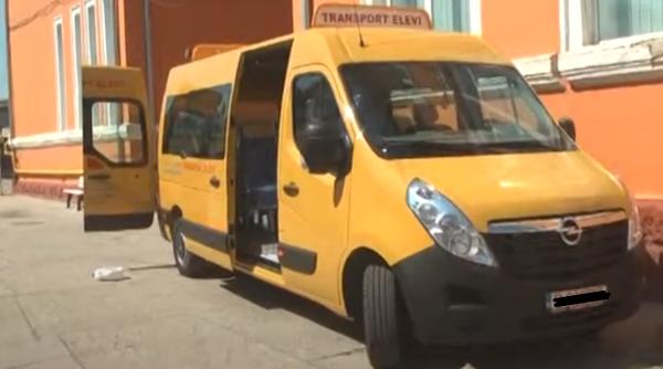 Microbuz școlar, implicat într-un accident în Caraș-Severin. O persoană, grav rănită