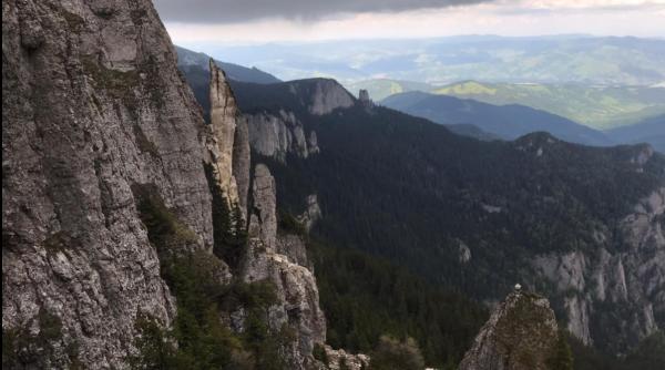 O stâncă URIAȘĂ din Masivul Ceahlău s-a prăbușit. Are sute de tone și a traversat o potecă turistică