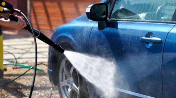 Anglia. Români, exploatați într-o spălătorie auto. Pentru 20 de lire au lucrat cu substanțe care „le-au mâncat picioarele”