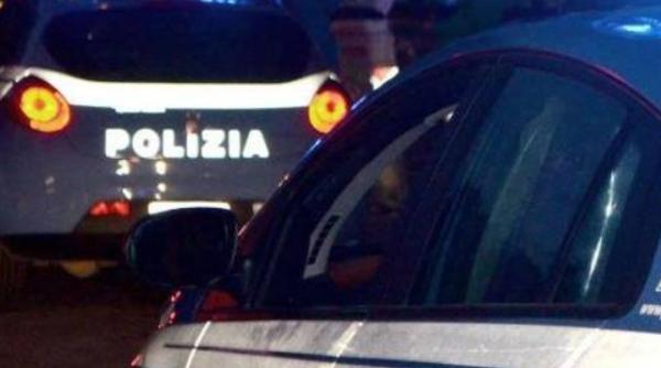 Italia. O româncă s-a dat în spectacol pe o terasă. A furat mâncarea clienților și a atacat polițiștii