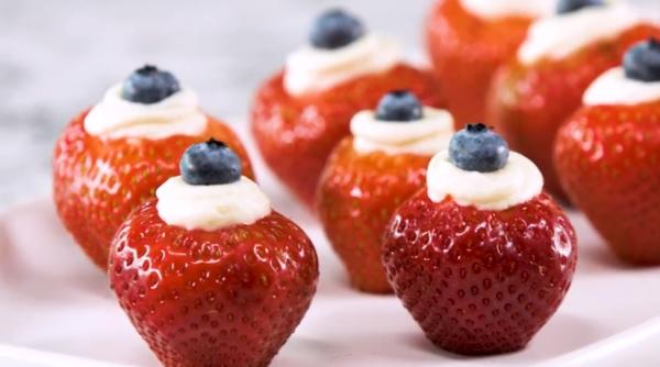 Căpșune umplute cu brânză. Un desert răcoritor, foarte gustos și extrem de simplu de făcut