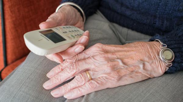 Româncă, înşelată cu 130.000 de euro prin metoda „Accidentul”. Patru tineri, reţinuţi