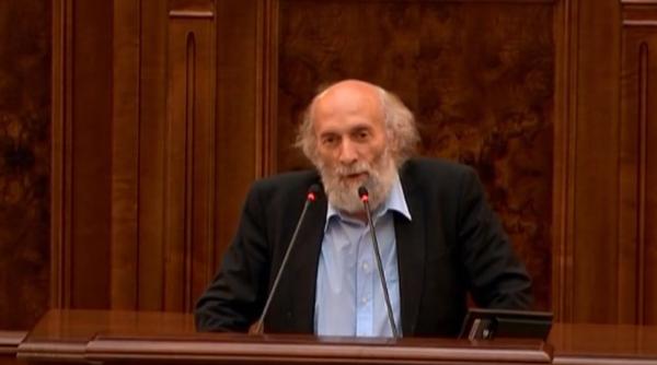 Un senator AUR a provocat râsete în plen: „Când sinapsele sexuale se dezvoltă, creierul nu mai este apt pentru studiu”