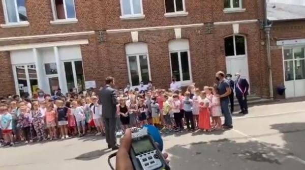 Franţa. Emmanuel Maccron, surprins de întrebarea unui copil: "Cum a fost palma primită?" - VIDEO