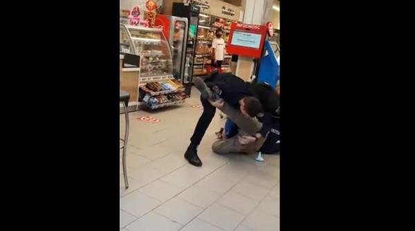 Român amendat și cu dosar penal, după ce a intrat în magazin cu un cuțit și fără mască de protecție - VIDEO