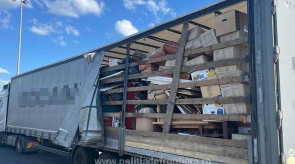 Zeci de tone de deșeuri din PET-uri uzate şi textile, depistate la vămile Borș și Nădlac  