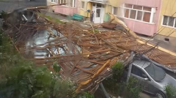 Acoperiş de bloc din România, smuls de vânt. A căzut peste mai multe maşini