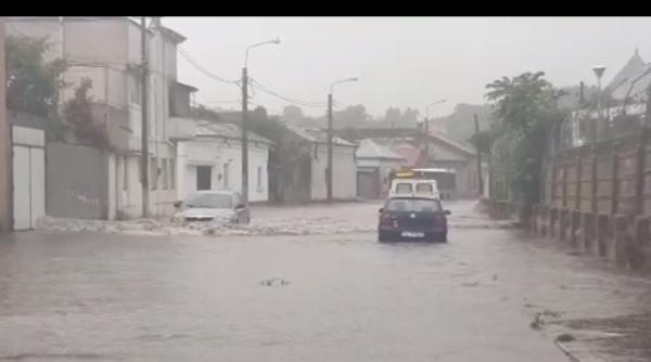 România, sub amenințarea ciclonului: Zeci de apeluri la 112 și numeroase străzi inundate la Galați