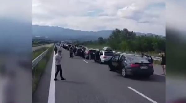 Cozi de sute de mașini la intrare în Grecia