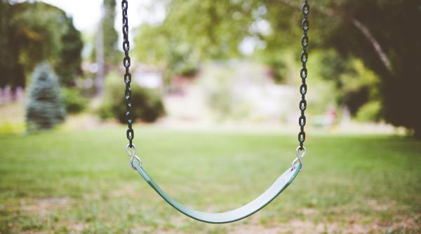 Fetiță româncă de 5 ani, moartă după ce căzut din leagăn