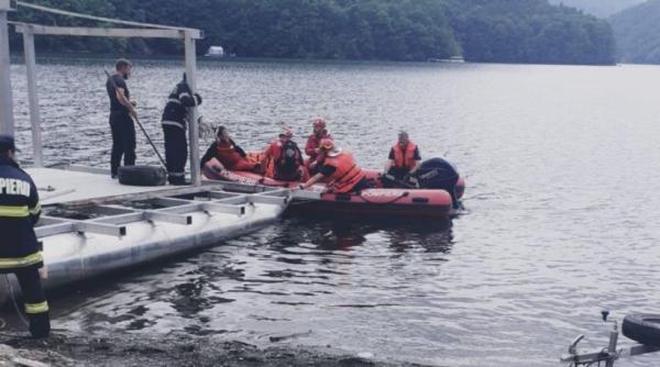 O maşină de la o competiţie off road s-a răsturnat în râul Oituz, pilotul a murit