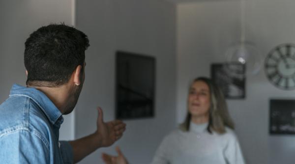 O româncă divorțează pentru că soțul ei este „prostul satului”, iar ea a descoperit „adevărata plăcere” în Italia: „Ciau ragați!”