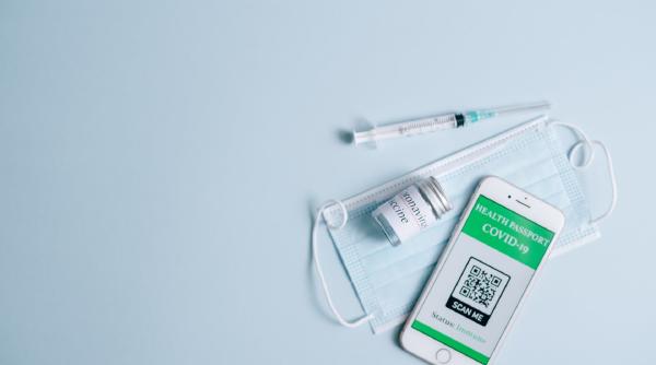 Statutul de vaccinat cu ambele doze anti-COVID nu e recunoscut de România, dacă prima doză a fost făcută în străinătate. Român: „Suntem mulţi în situaţia asta”