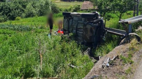 Accident cumplit: Doi copii și doi adulți au ajuns la spital după ce s-au răsturnat cu mașina pe câmp