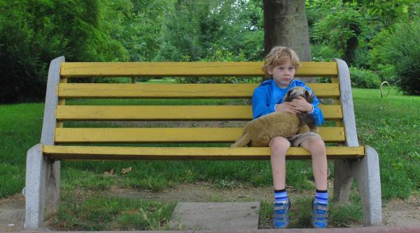 Drama copiilor cu părinți în străinătate s-a accentuat în pandemie. "Încă li se pune eticheta de copii ai căpșunarilor"