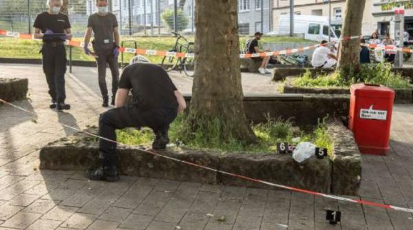 Germania. Adolescent român, ÎNJUNGHIAT de fratele prietenului său. Cu o zi înainte fusese salvat de la înec