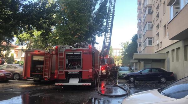 Incendiu la un bloc din Timiș. O persoană a murit, 14 persoane evacuate. 5 copii, în pericol 