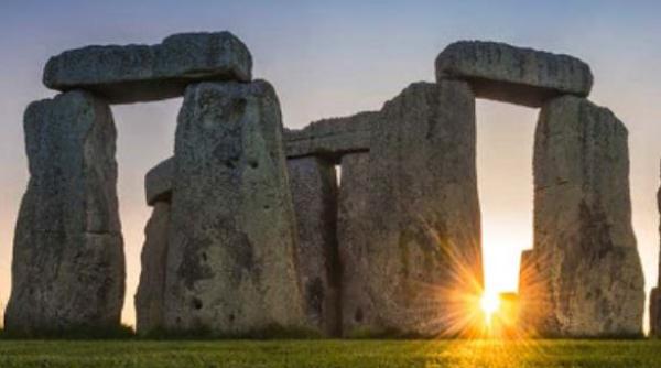 Monumentul de la Stonehenge, luat cu asalt la solstițiu. Vizitatorii au sărit gardul și s-au urcat pe pietre