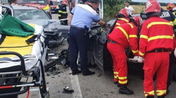Trei persoane rănite, într-un accident rutier. Impact grav între două autoturisme în județul Olt