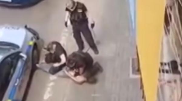 Cehia. Un bărbat de etnie romă, mort după ce polițistul i-a pus genunchiul pe gât - VIDEO
