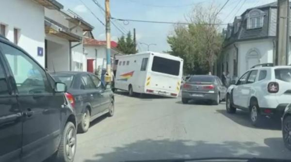 Dubă cu deținuți, blocat după ce strada s-a surpat sub roți, în fața Penitenciarului din Craiova