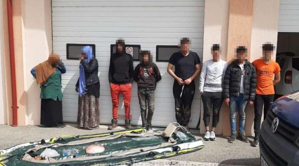 Opt persoane, din care trei minori, au traversat Dunărea cu o barcă gonflabilă
