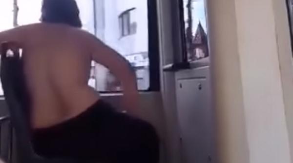O româncă dezbrăcată a circulat cu autobuzul. Cum a reacționat când i s-a cerut să coboare - VIDEO