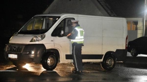 Șofer român arestat: A aruncat din microbuz, în Austria, zece persoane care îl plătiseră să le ducă în Germania