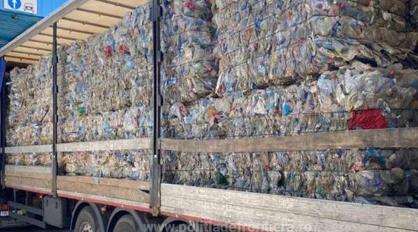Ansamblu rutier, condus de un șofer turc, oprit la vama Calafat. Era burdușit cu tone de deșeuri din plastic