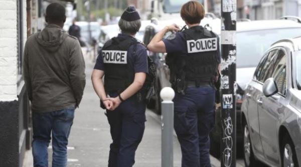 Franța. Un român a șantajat și jefuit un bătrân, aflat sub tutelă: "Dacă nu-mi dai banii, îți sparg capul"