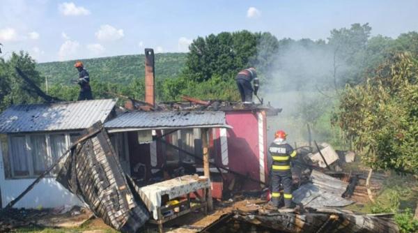 O familie cu cinci minori, din județul Botoșani, a rămas pe drumuri. Casa le-a fost mistuită de un incendiu 
