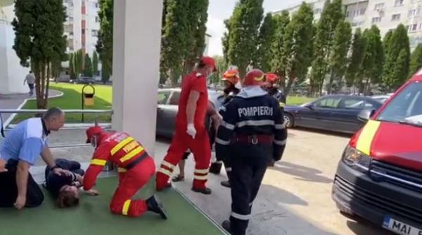 O femeie a încercat să-și dea foc în faţa Primăriei din Paşcani. Și-ar fi turnat diluant în cap și a leșinat