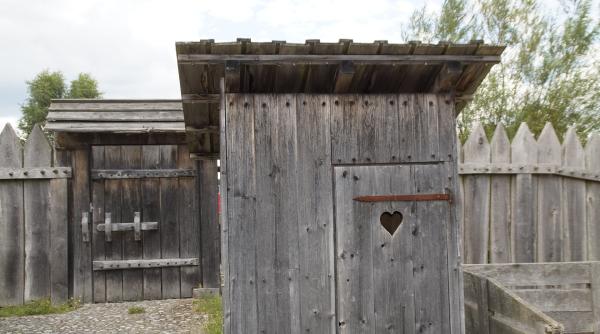 14 ani de UE, dar tot cu WC-ul în curte: Jumătate din populația României nu are canalizare, iar peste 5 milioane de români nu au apă curentă