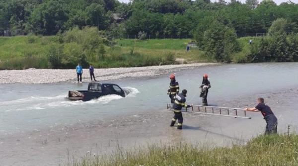 Ploiești. O mașină în care se aflau două persoane, scoasă de pompieri din mijlocul unui râu