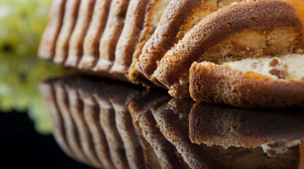 Prăjitură cu lapte cald - Atât de umedă și pufoasă, încât ai impresia că e însiropată