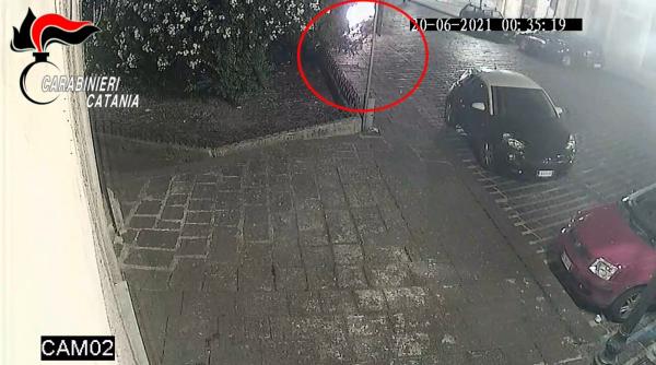 Italia. Un român a dat foc la șapte MAȘINI în centrul orașului. I-au luat foc blugii și a fost identificat la spital