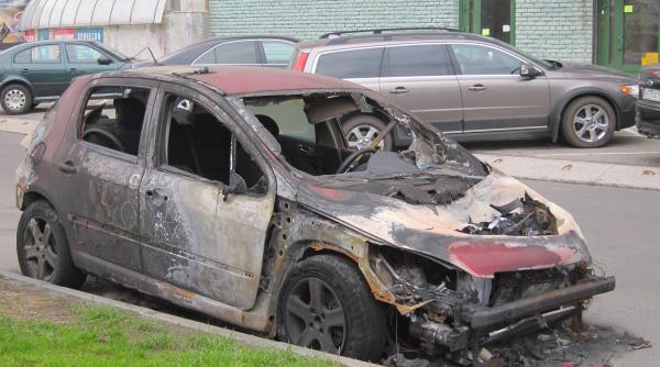 Maşina unei românce a luat foc din mers. Autoturismul a ars complet