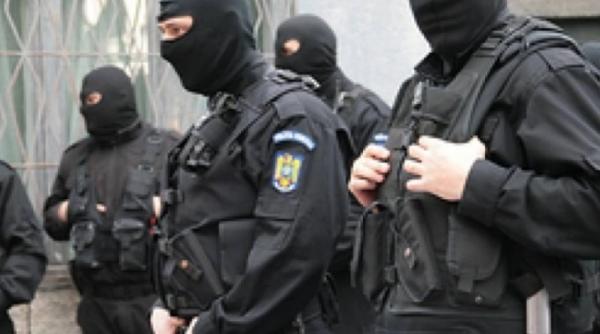 Scandal la alegerile parțiale. Mascații intervin la indivizi care ofereau 300 lei pentru un vot