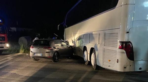 Italia. Autocar plin cu români, blocat în mijlocul drumului după ce o mașină a intrat direct în el 