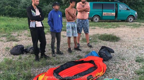 Patru migranți, la un pas de înec în apele fluviului Dunăre. Au fost salvaţi de la moarte de poliţiştii de frontieră  